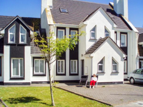 4 bedrooms house at Enniscrone 400 m away from the beach with enclosed garden and wifi